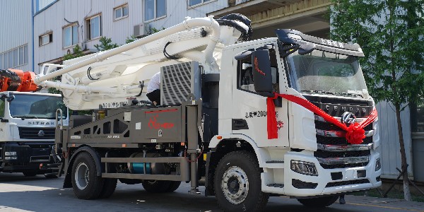 泵車準備泵送時，罐車第一次裝料時，應(yīng)多加二袋水泥