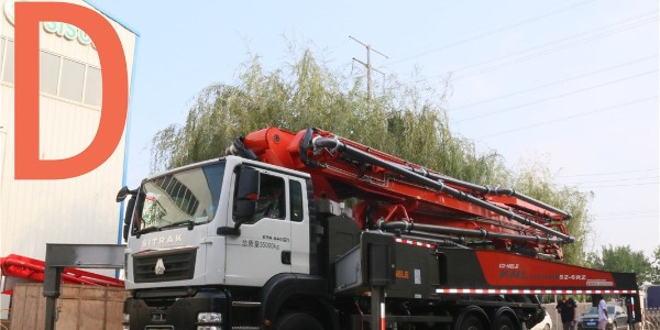 為保證泵車作業(yè)的安全性，混凝土料斗必須處于關(guān)閉的狀態(tài)