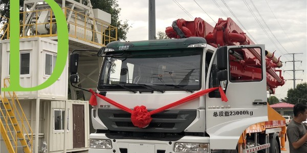 混凝土泵在輸送時，混凝土前管道用什么潤滑?